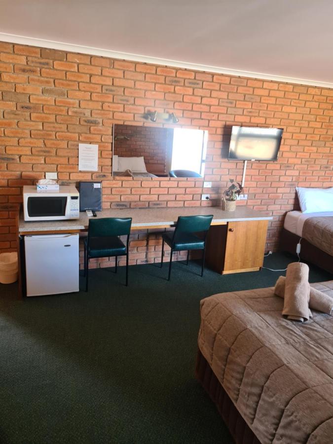 Regency Court Motel Кобрам Экстерьер фото