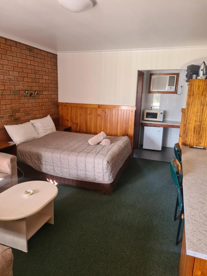 Regency Court Motel Кобрам Экстерьер фото