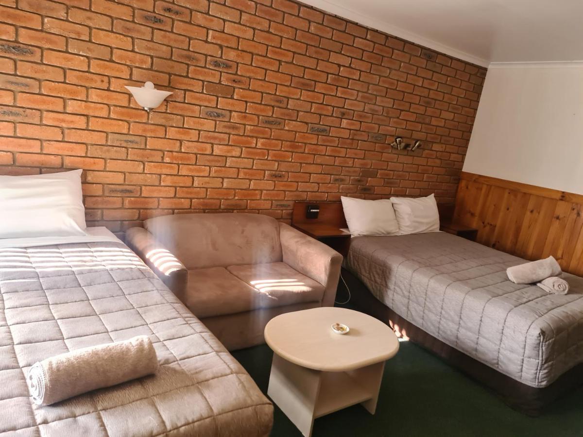 Regency Court Motel Кобрам Экстерьер фото
