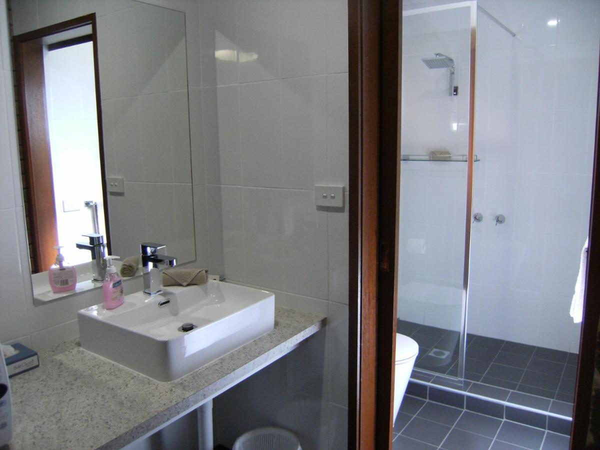 Regency Court Motel Кобрам Экстерьер фото